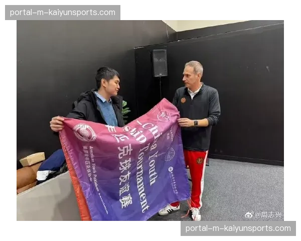 “特写：退役后的皮克现身国王联赛赛事，与网红主播同场竞技引热议”