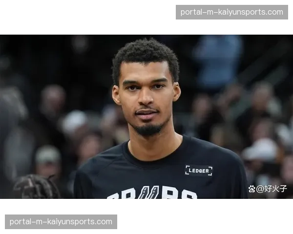 特写：马刺队维克托·文班亚马领取最佳防守球员奖杯时的简短致辞